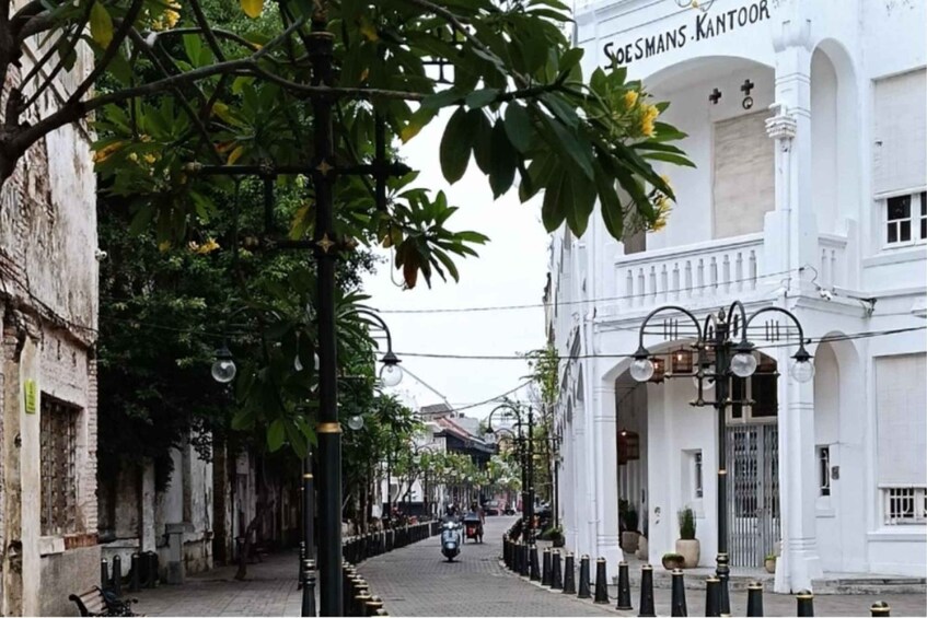 Semarang: Private City Tour with Coffee and Lunch 1