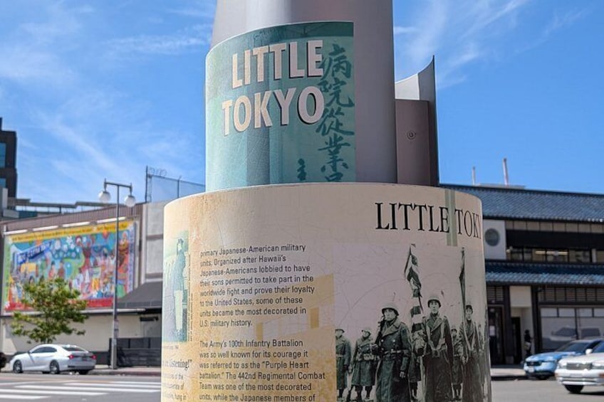 Un monumento con inscripciones y figuras históricas. 4