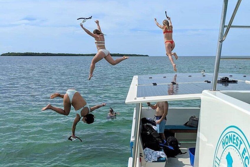 Des personnes sautent d’un bateau à l’eau. 4