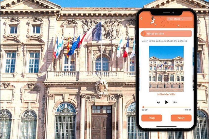 Un edificio storico con bandiere, uno smartphone che mostra audio e immagini, e un pulsante di riproduzione. 5