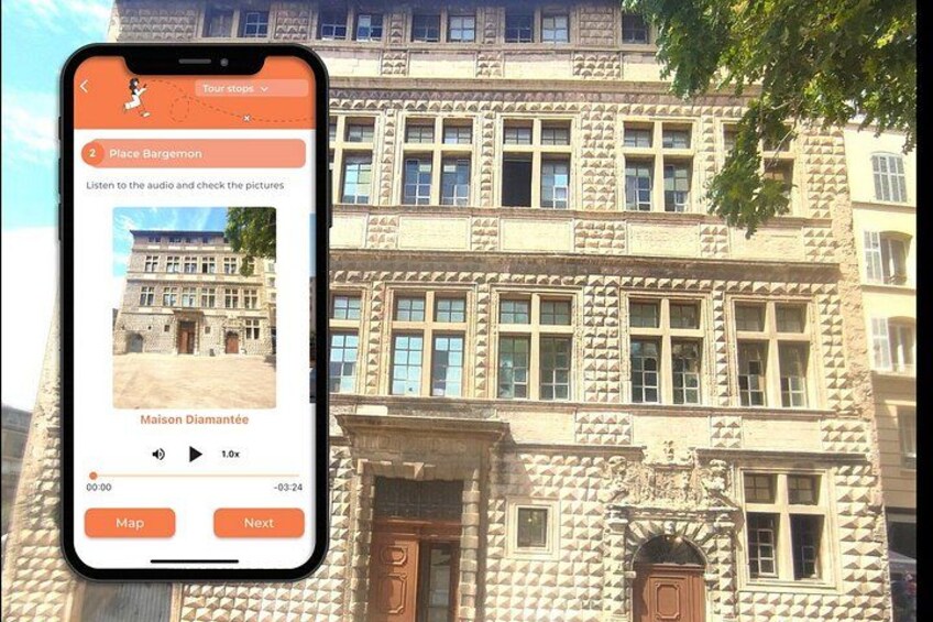 Uno smartphone mostra una tappa del tour per Maison Diamantée, con un edificio sullo sfondo. 2
