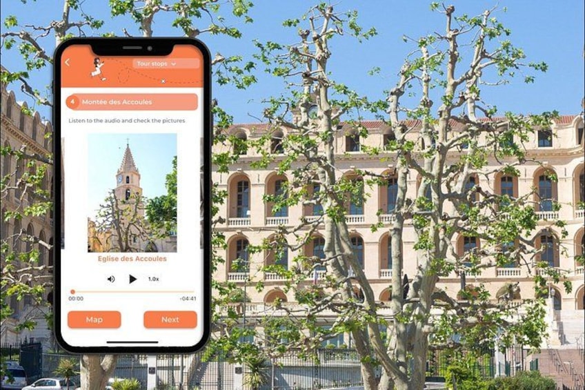 Smartphone che mostra un'app turistica, con un edificio e alberi sullo sfondo. 4