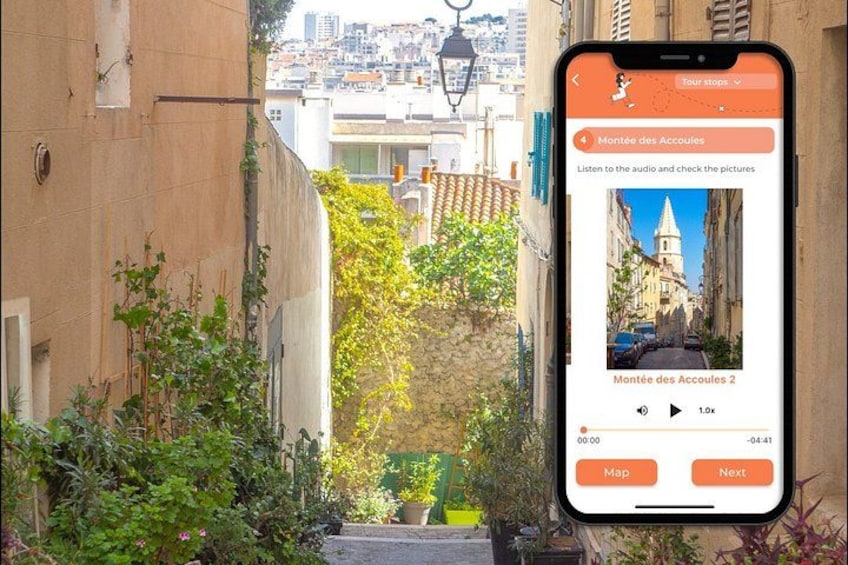 Uno smartphone mostra una tappa del tour con vista panoramica di Montée des Accoules, inclusa una chiesa e edifici. 3