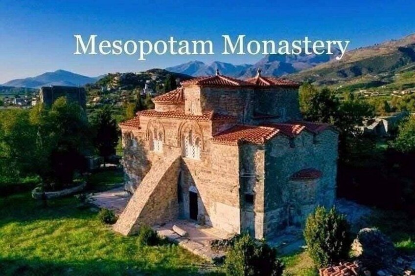 Mesopotam Kloster med et markant klokketårn og et omkringliggende landskab. 2