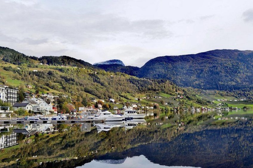 Flexible Private tour Hardangerfjord and hiking Vøringsfossen 4