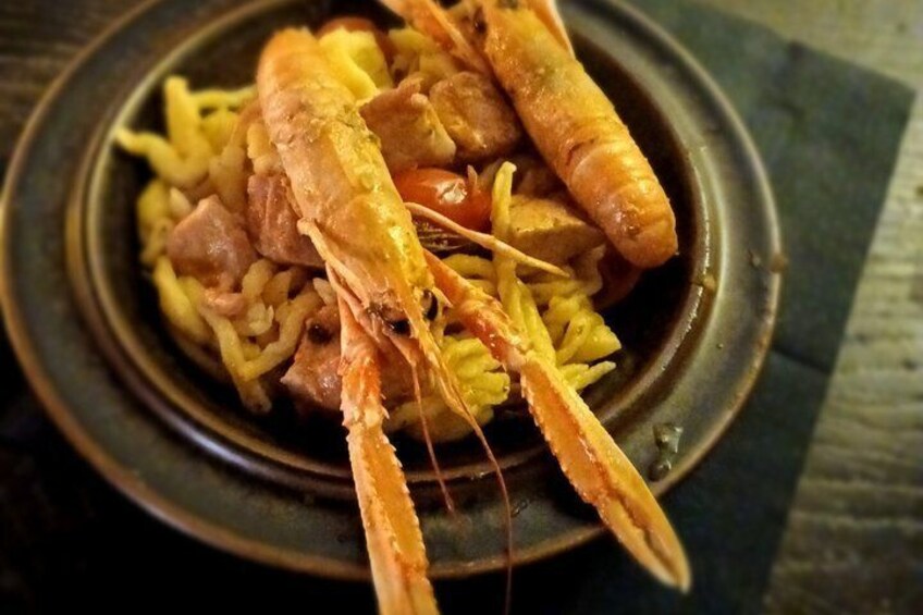 Un plato de camarones y arroz. 5
