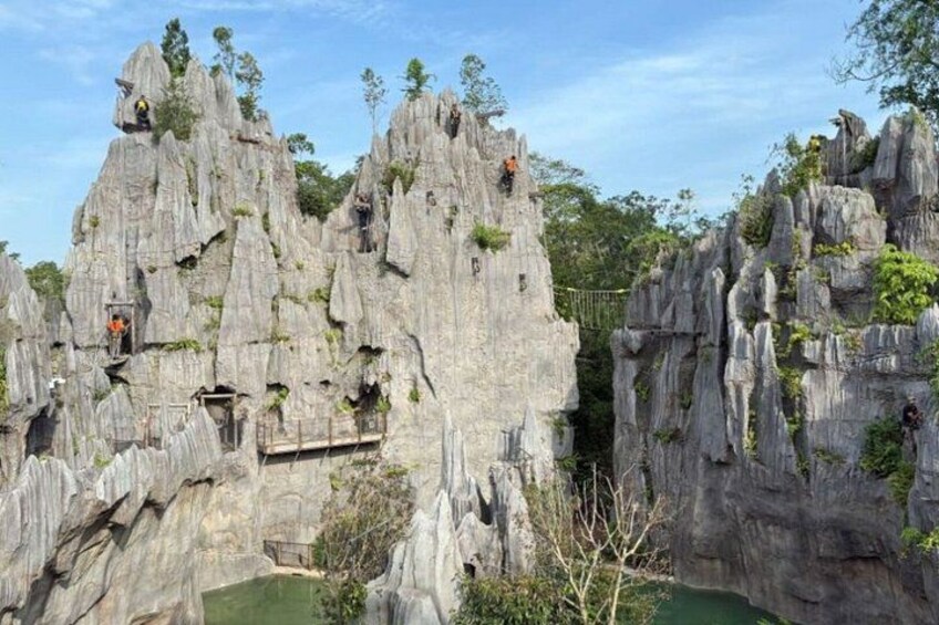 Une zone d'escalade avec de nombreuses voies d'ascension et une petite piscine au pied des parois. 3