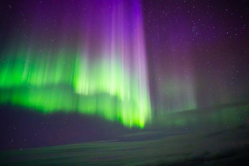 Nordlys over et snødekt landskab. 1