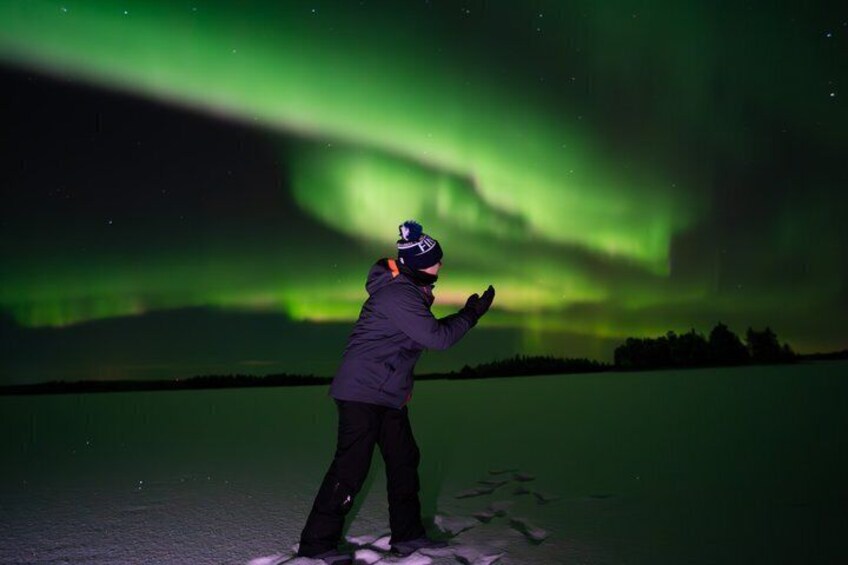En person fotograferer nordlys. 4