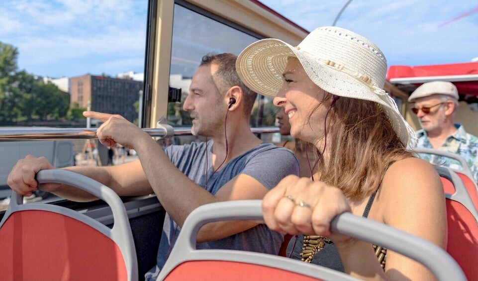 Personas en un autobús con un paisaje urbano al fondo. 2