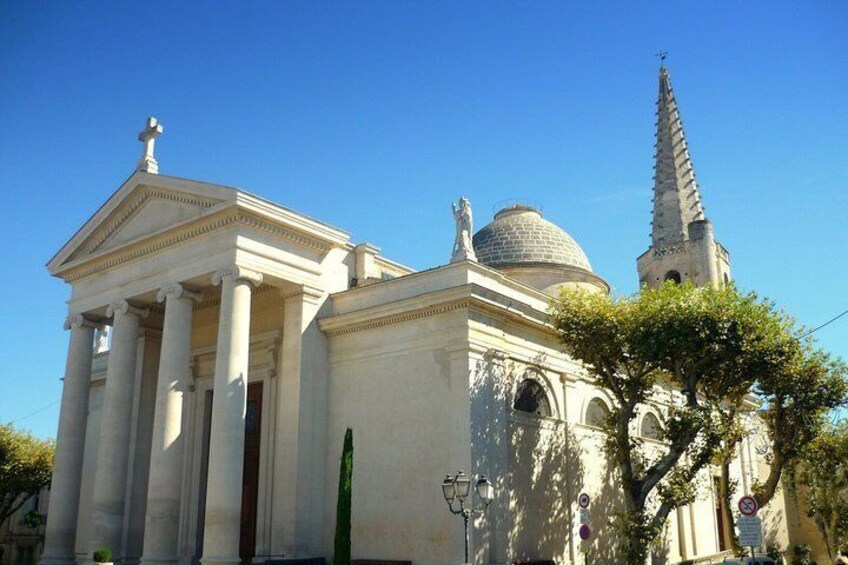 Un edificio clásico con columnas, una cúpula y una aguja. 2