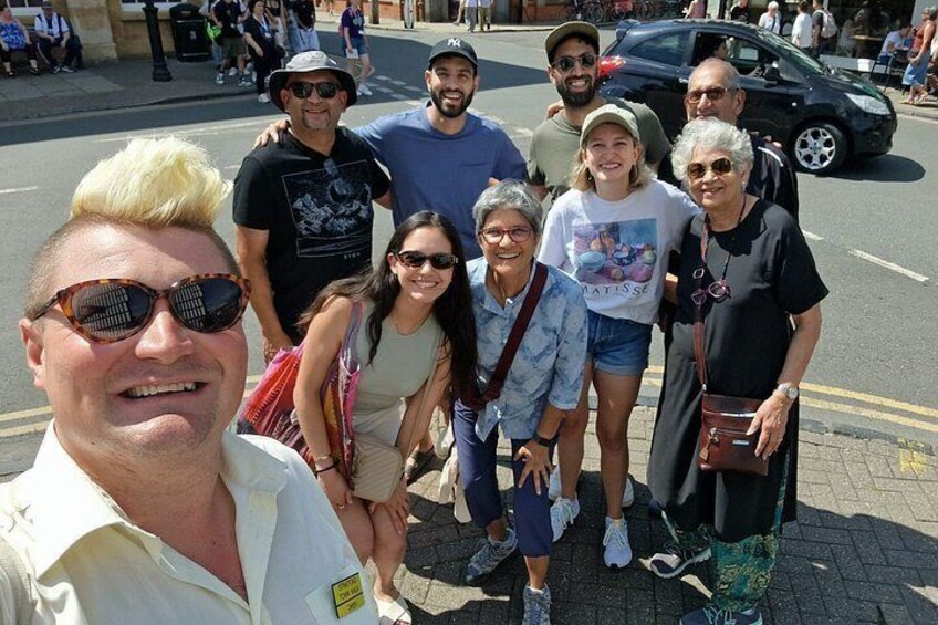 Eine Gruppe von Menschen posiert für ein Foto auf einer Stadtstraße. 3