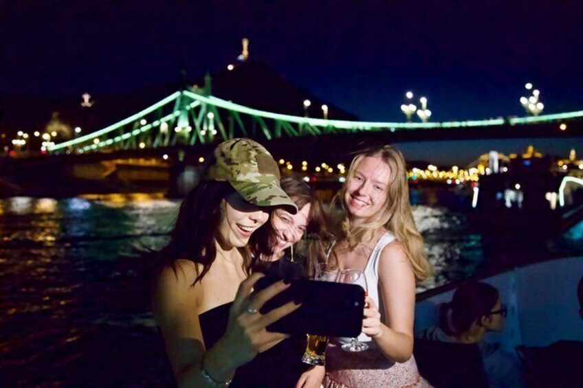 Deux personnes prenant un autoportrait avec un pont et des lumières en arrière-plan. 5