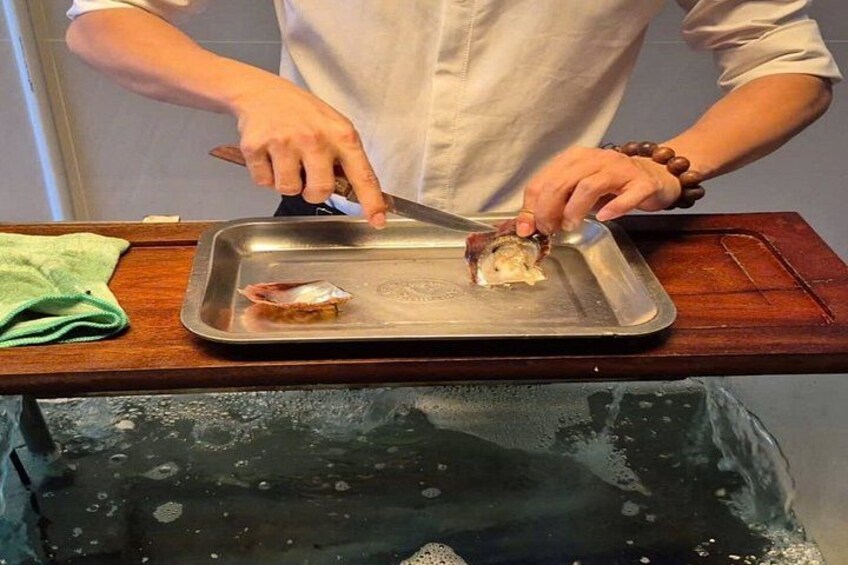 Une personne qui découpe de la viande sur un plateau en métal. 4