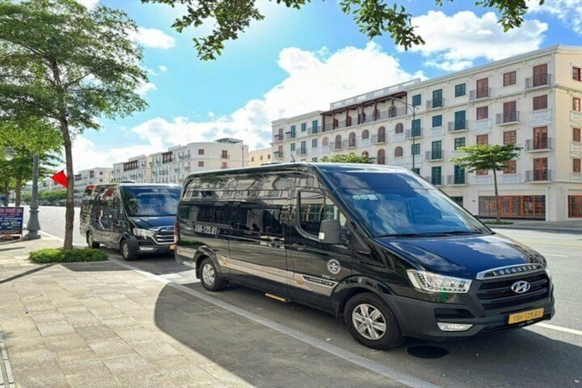 Una camioneta negra estacionada en una calle de la ciudad, con edificios al fondo. 4