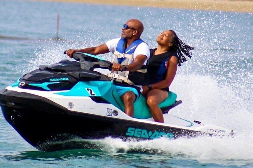 Una persona montando en un jet ski sobre el agua. 4