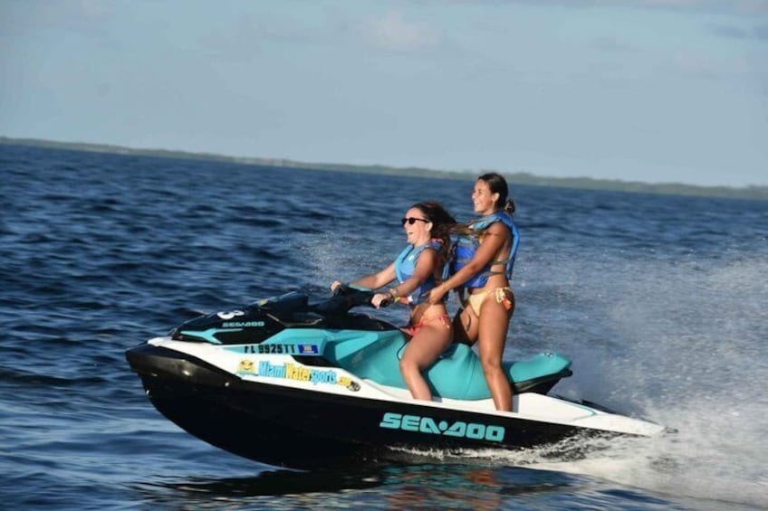 Dos personas en un jet ski sobre el agua. 5