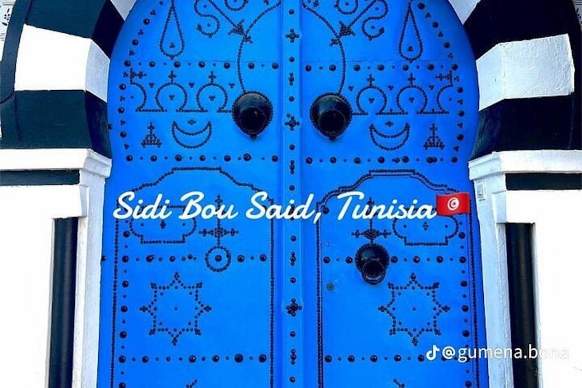 Una porta blu con motivi elaborati e la scritta 'Sidi Bou Said, Tunisia'. 5