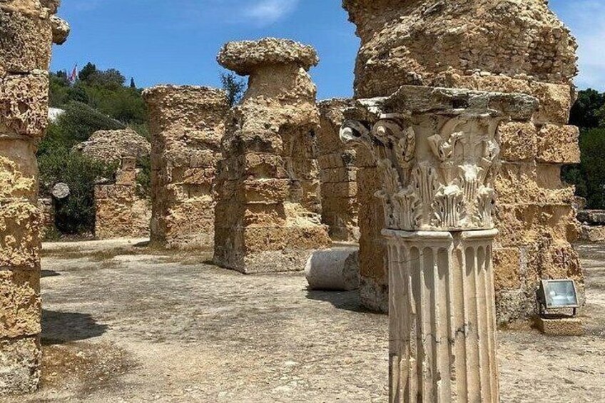 Antiche rovine con colonne e strutture in pietra. 2