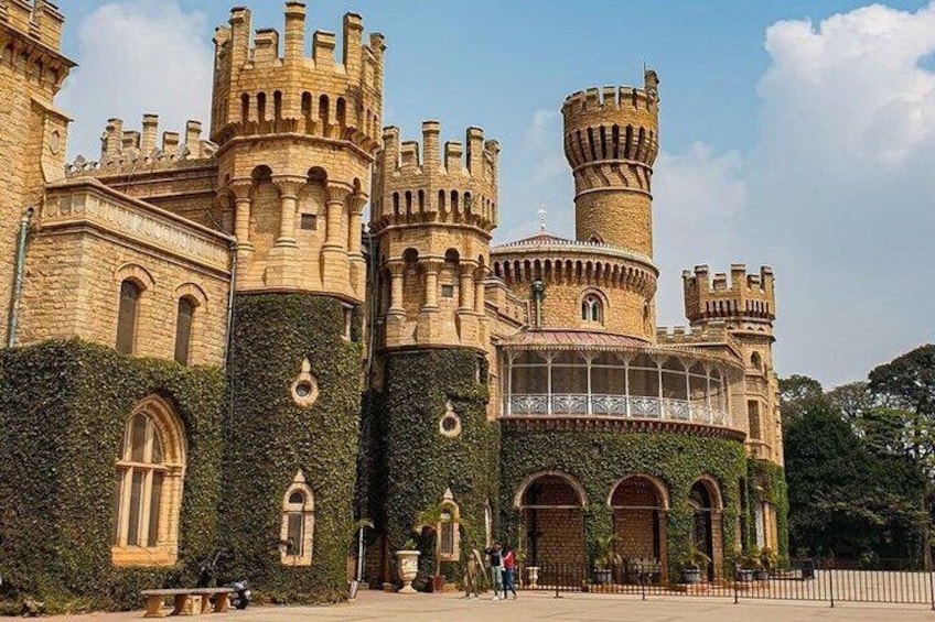 Un castello con numerose torri e mura ricoperte d'edera. 5