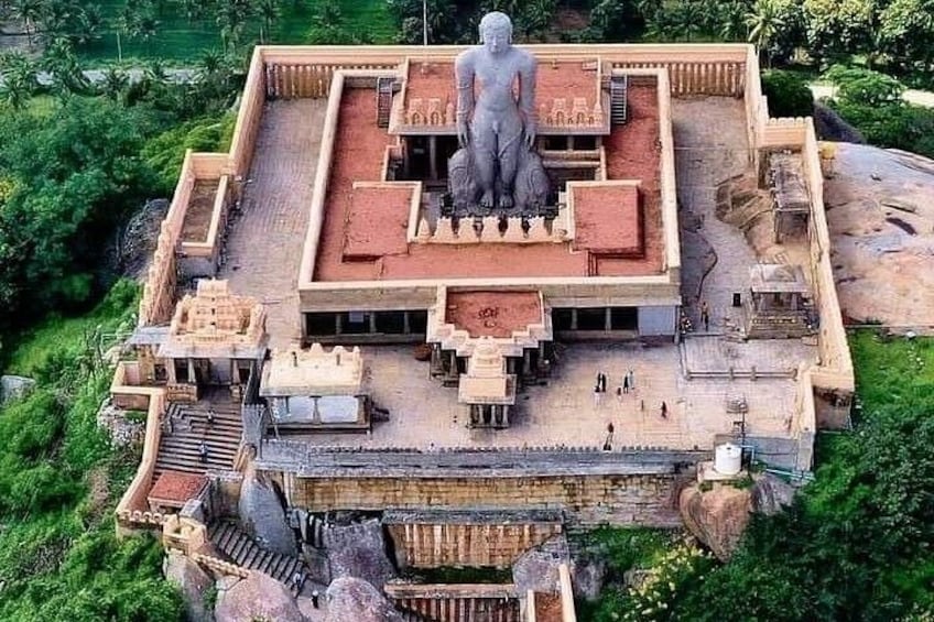Un'imponente statua in un complesso templare circondato da una vegetazione rigogliosa. 5