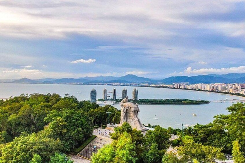 Una estatua, un río y un paisaje urbano con edificios. 2