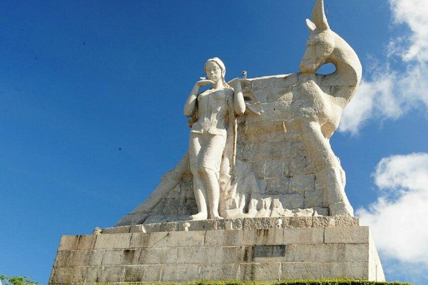 Una gran estatua de piedra que representa a una mujer y un caballo sobre un pedestal. 5