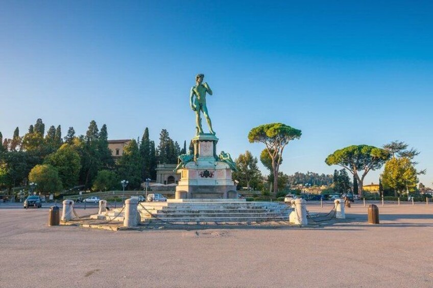 Eine Statue auf einem Platz, im Hintergrund Bäume und Gebäude. 5