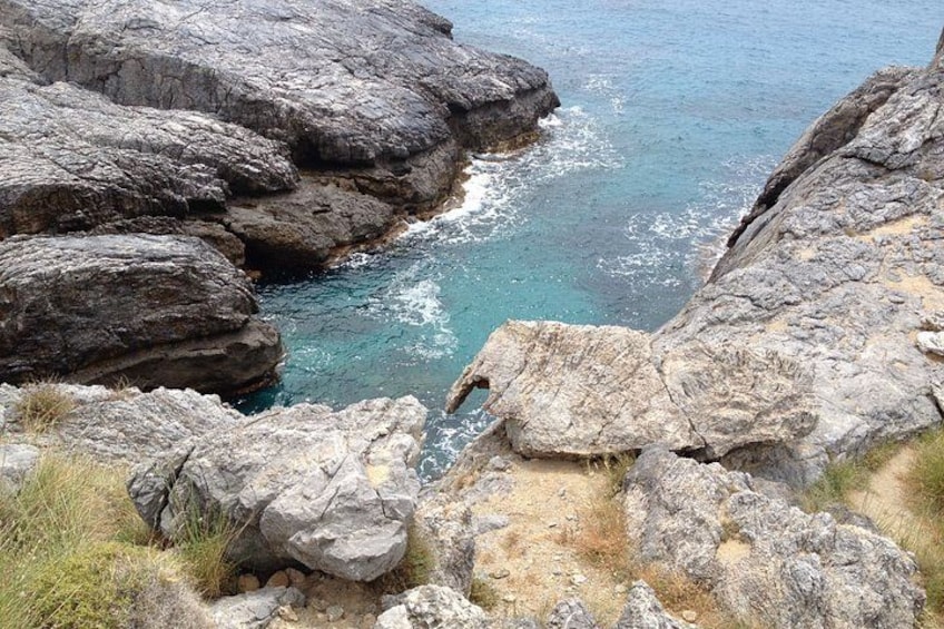 Una costa rocciosa con acque cristalline blu. 2