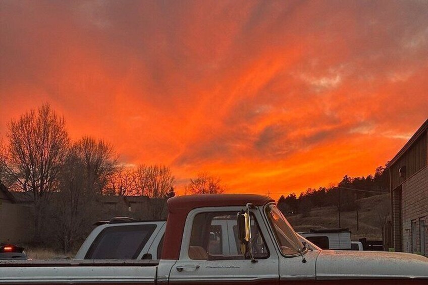 Una camioneta blanca estacionada en una entrada de vehículos al atardecer. 4