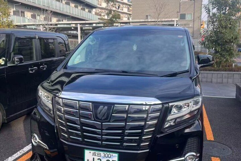 Ein schwarzer SUV steht auf einem Parkplatz, sein Kennzeichen lautet '成田300'. 5