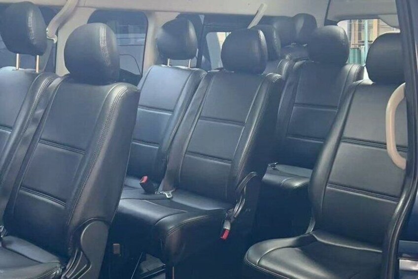 Ein Auto Innenraum mit schwarzen Ledersitzen und einem sichtbaren Sicherheitsgurt. 2