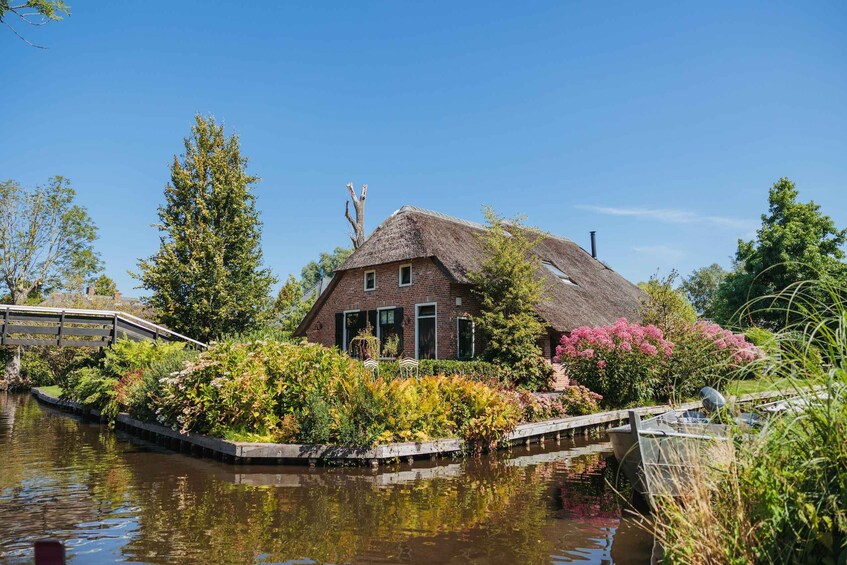 Picture 8 for Activity From Amsterdam: Giethoorn Day Trip with Self-Drive Boat Tour 4