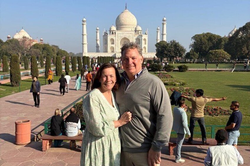 Et par står foran Taj Mahal, monumentet ses i baggrunden. 5