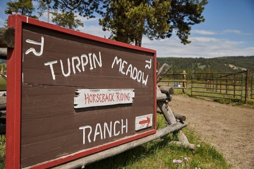 Un letrero de madera con indicaciones hacia 'Turpin Meadow' y 'Horseback Riding Ranch'. 5