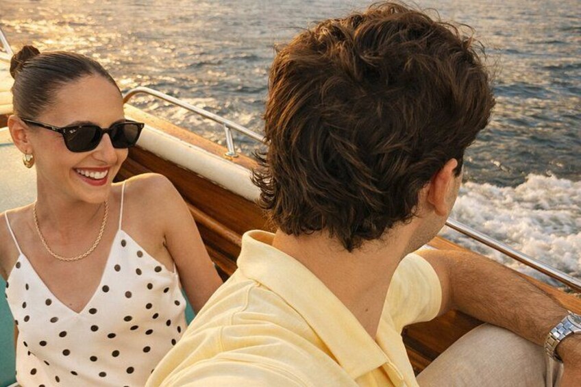 Une personne dans un bateau, portant une chemise blanche, et une femme en robe à pois. 5