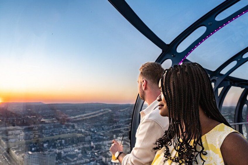 Un hélicoptère offrant une vue panoramique sur la ville, avec un coucher de soleil en arrière-plan. 4
