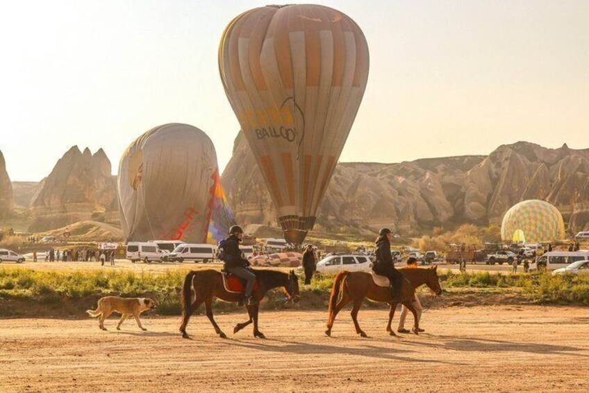 Globos aerostáticos, caballos y un paisaje desértico con formaciones rocosas. 5