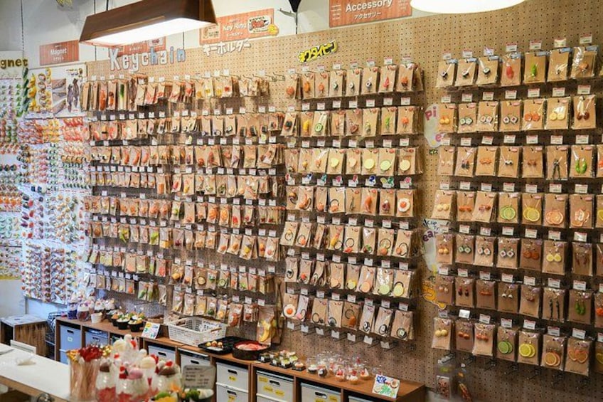 Un negozio con scaffali pieni di prodotti alimentari confezionati. 3
