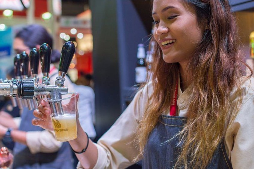 Une personne qui sert de la bière à la pression. 5