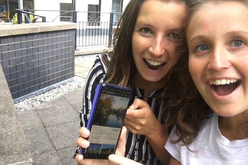 Deux personnes tenant un téléphone intelligent. 3