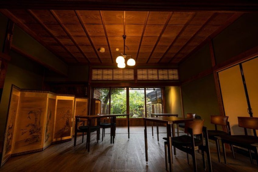 Et traditionelt japansk rum med tatamimåtter, møbler af træ og skydedøre. 3