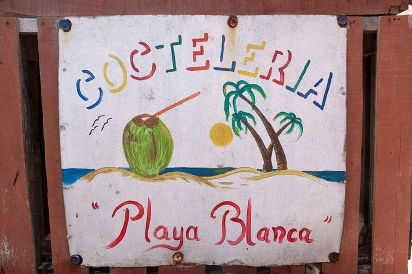 Un letrero con la leyenda 'COCTELERIA' y 'Playa Blanca', con un coco y palmeras. 2
