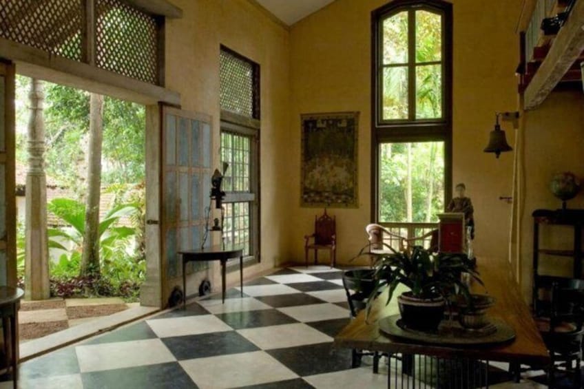 Una habitación con piso a cuadros, ventanas amplias y una planta en maceta. 5