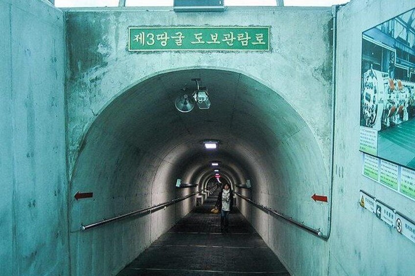 Ein Tunnel mit einem Schild, das den Ausgang weist. 5