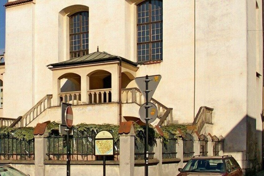 Un bâtiment doté de fenêtres en arc de cercle et d’un balcon, d’un panneau indiquant l’interdiction d’accès et d’une boîte aux lettres. 2