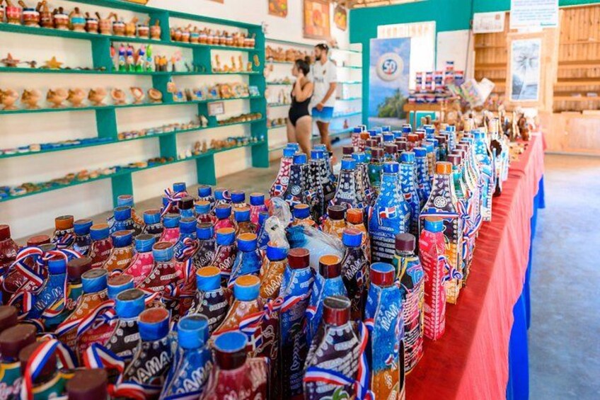 Un puesto de mercado con varias botellas y frascos. 4