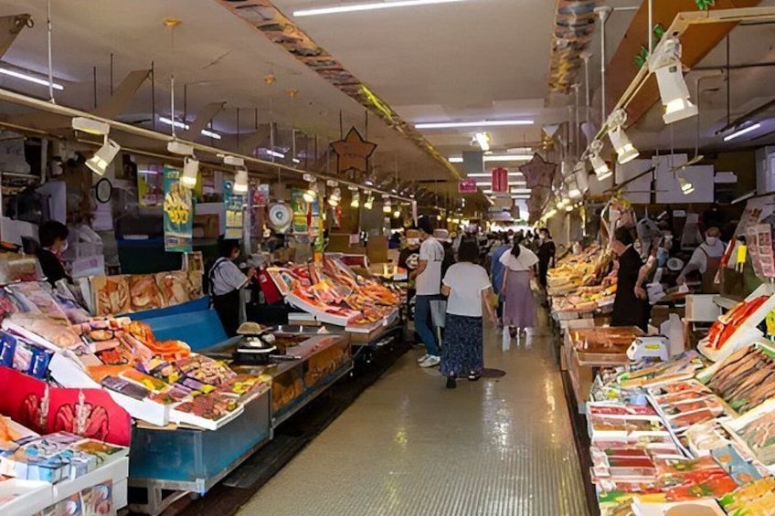 Un mercado techado animado con varios puestos que ofrecen productos alimenticios. 5