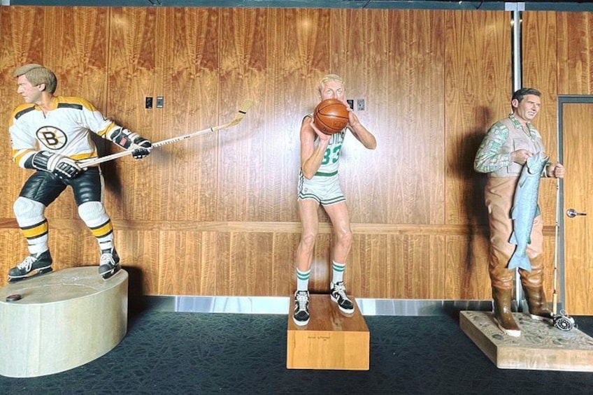 Drei Statuen von Athleten in verschiedenen sportlichen Posen. 1