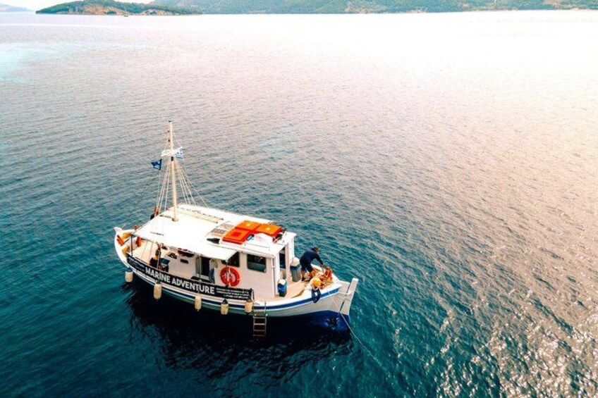 Ein Boot namens 'Marine Adventure' auf ruhigem Wasser. 4
